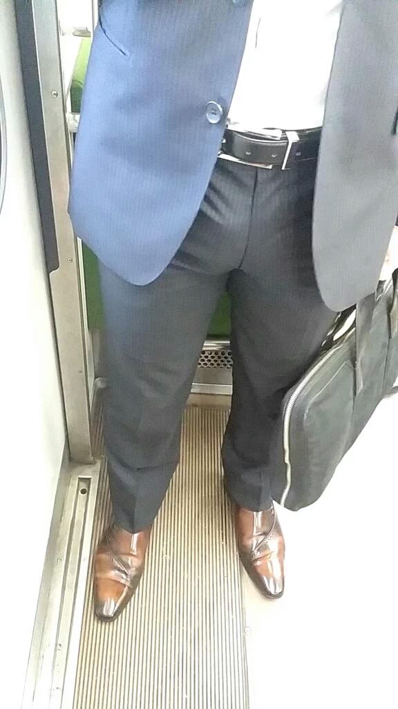 電車内立ちもっこりのエロ画像 【26】