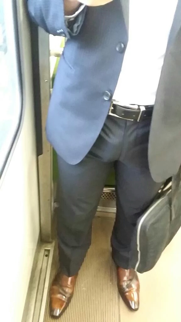 電車内立ちもっこりのエロ画像 【27】