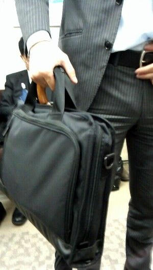 電車内立ちもっこりのエロ画像 【30】