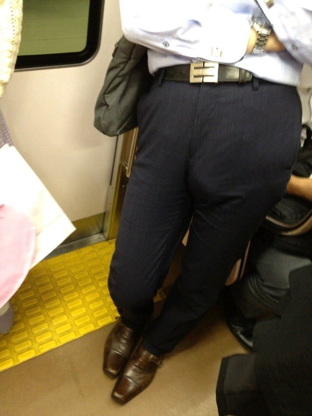 電車内立ちもっこりのエロ画像 【32】