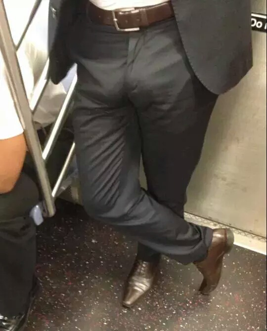 電車内立ちもっこりのエロ画像 【33】