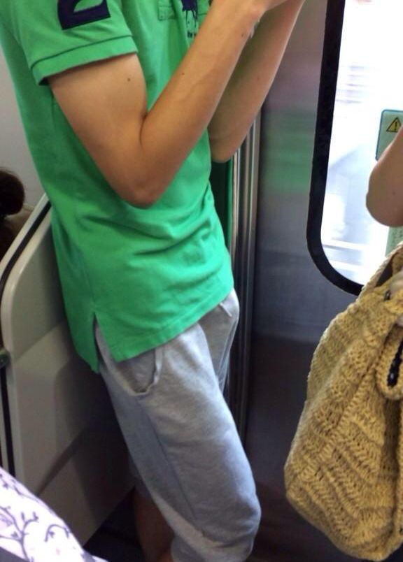 電車内立ちもっこりのエロ画像 【40】