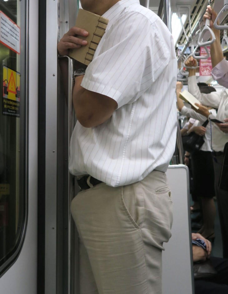 電車内立ちもっこりのエロ画像 【44】