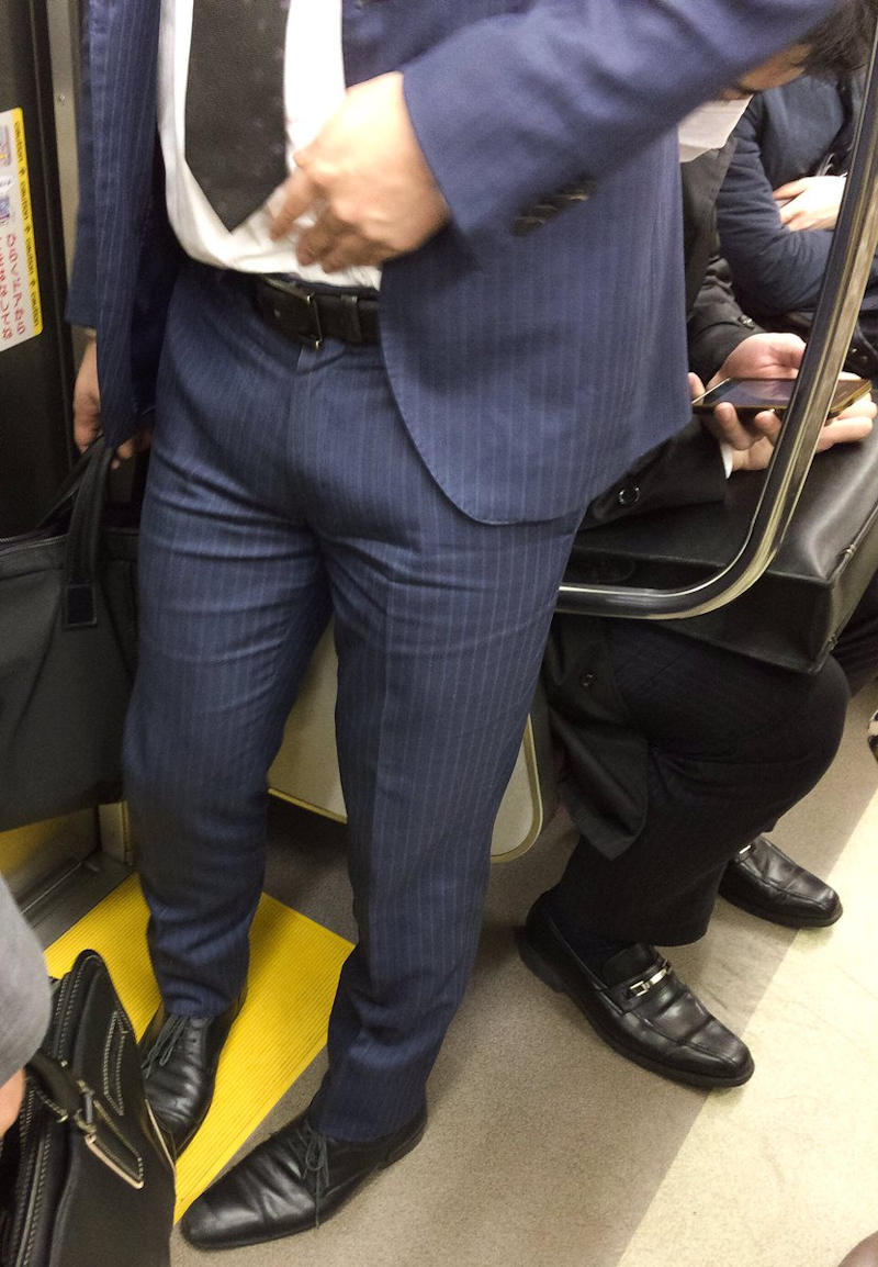 電車内立ちもっこりのエロ画像 【49】