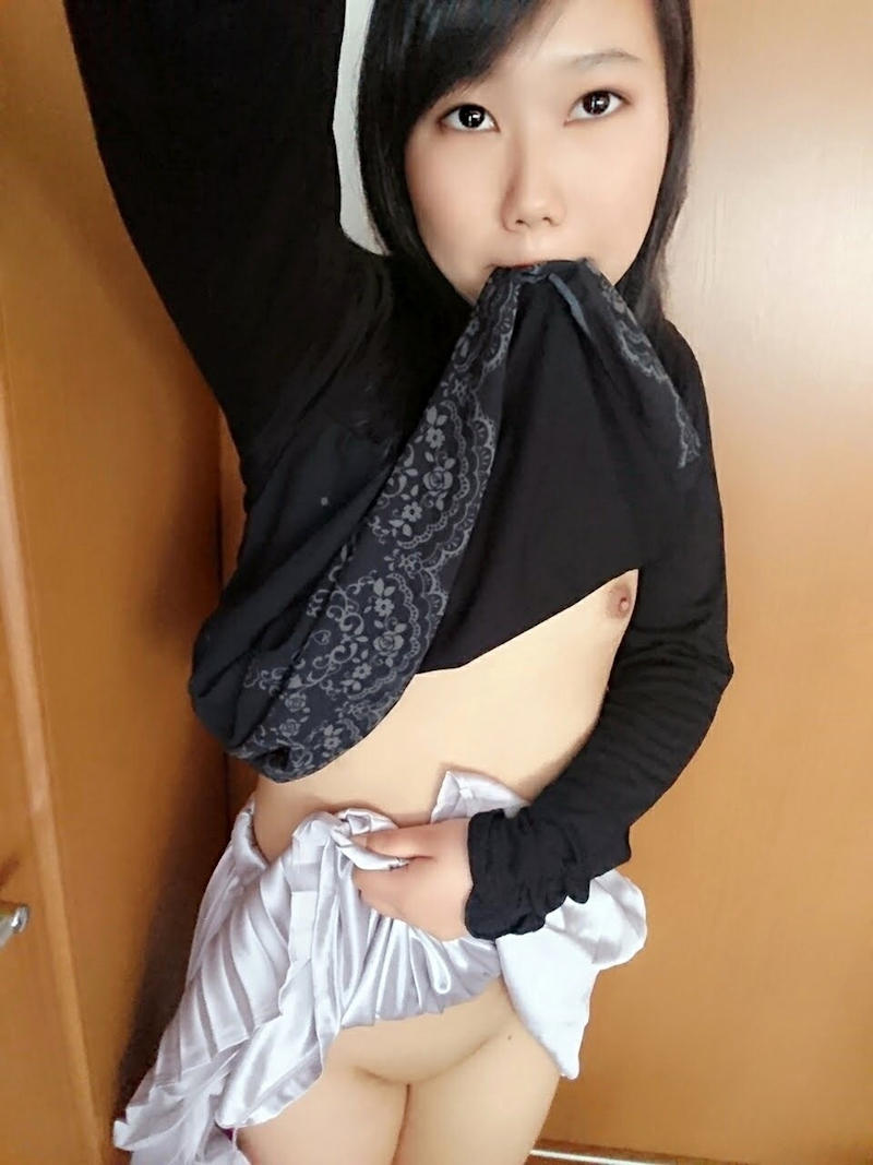 半裸のパイパン自撮りエロ画像 【31】
