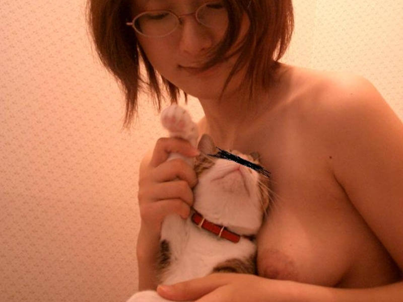 ペットと自撮りする動物好きのエロ画像
