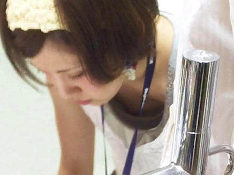 あの可愛い店員さんの胸チラを完全制覇したエロ画像