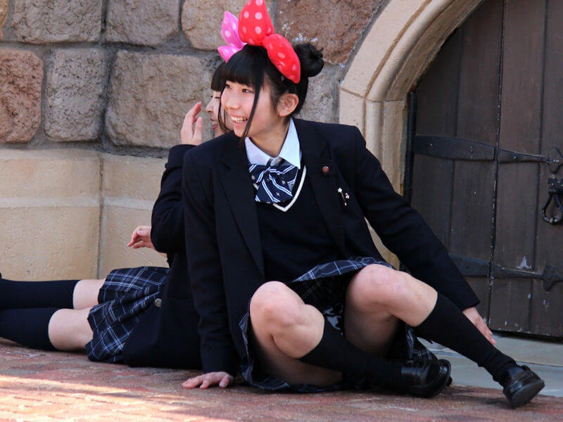 横座り（女座り）のセクシーパンチラ画像