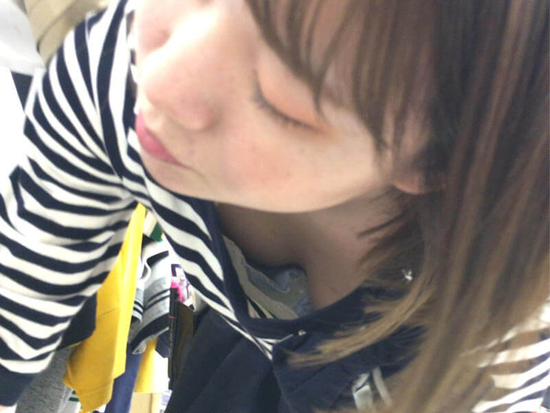 胸チラ連発アパレル店員のエロ画像