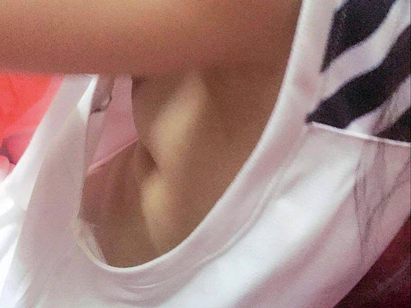 ノースリーブの横乳胸チラエロ画像