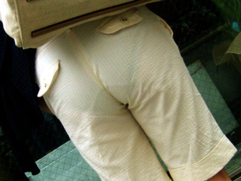 街撮りパンティラインのエロ画像