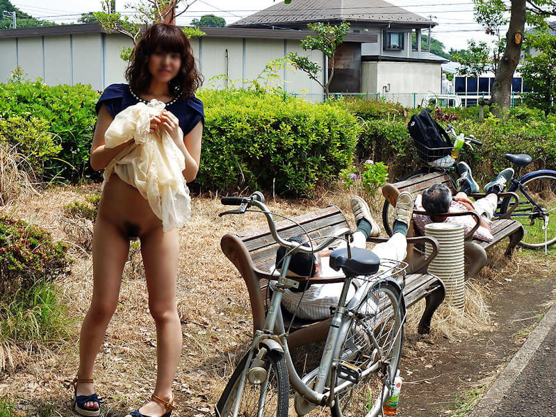 野外露出ノーパンマンチラ画像集