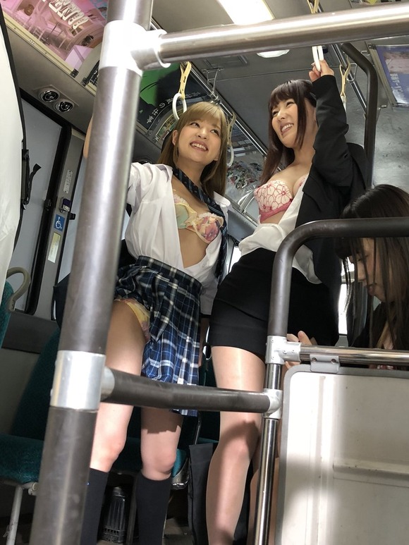 バス 車内 露出 エロ画像 【10】