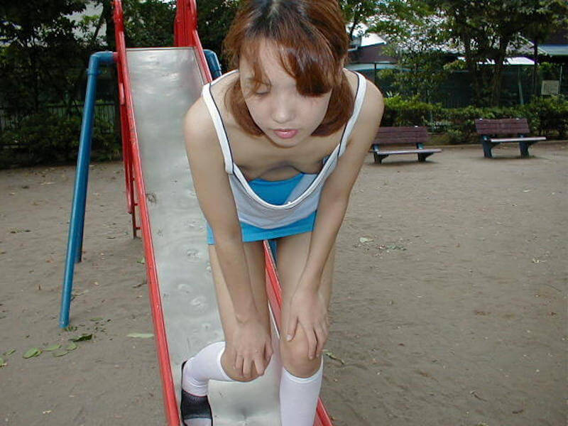 前屈みで胸チラ見えてるエロ画像 