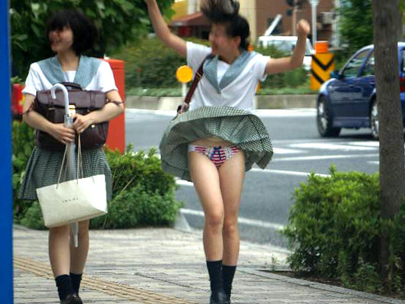 風パンチラ～エッチな風チラ画像集 