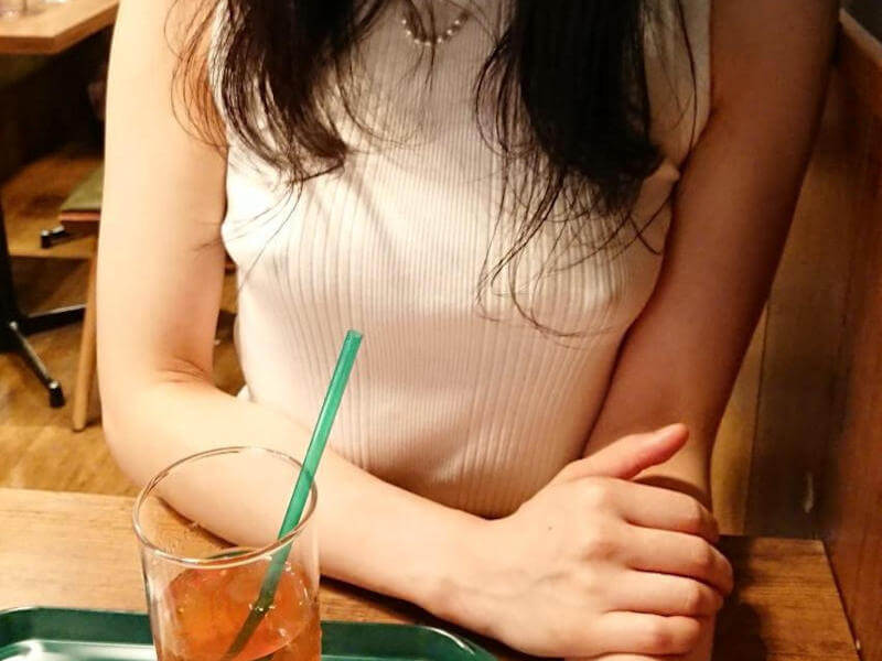 透け乳首街撮り画像 ノーブラ女子大集合 
