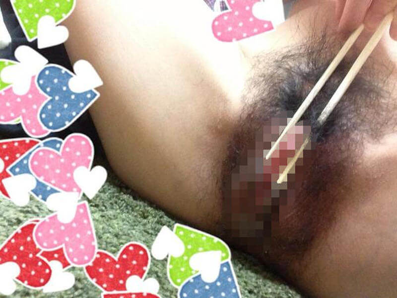 クリトリスを挟んで摘まむエロ画像 