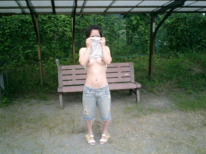 顔隠しておっぱいプルンしたエロ画像 