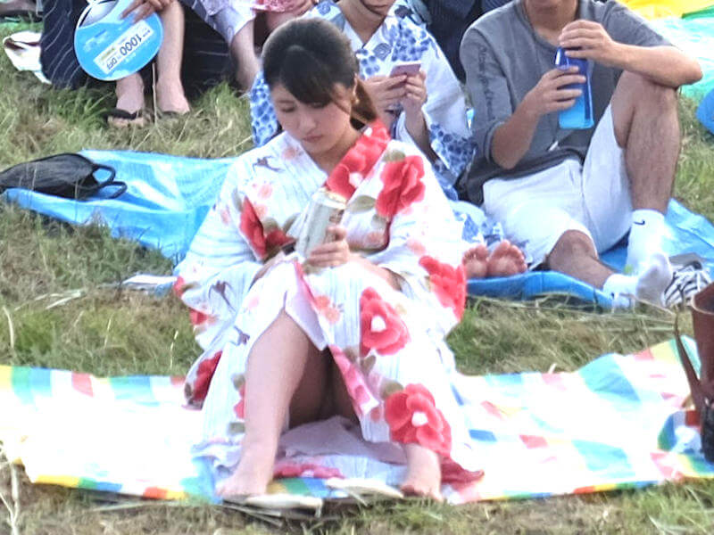 パンチラギャルを街撮りしたエロ画像 