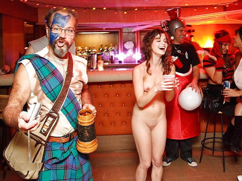海外ハロウィンパーティーのエロ画像