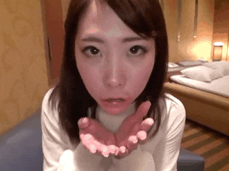 口内射精で精子が垂れるGIFエロ画像 