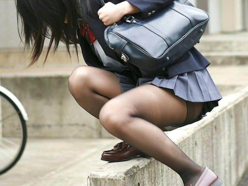 黒パンストJKの下肢に萌ゆるエロ画像 