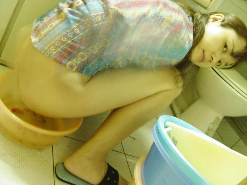 洗面器におしっこぶちまける放尿画像 