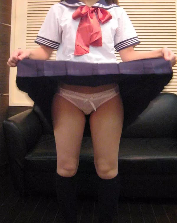 素人 たくし上げパンチラ エロ画像 【35】