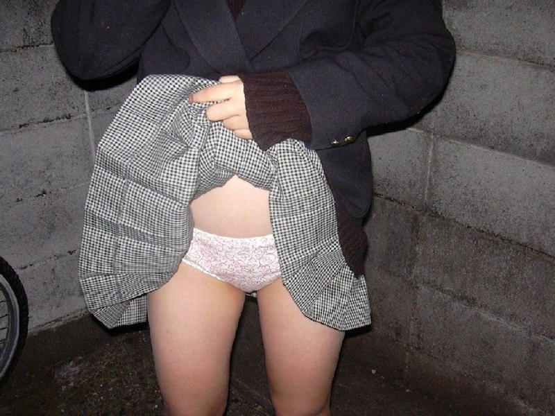 素人 たくし上げパンチラ エロ画像 【38】