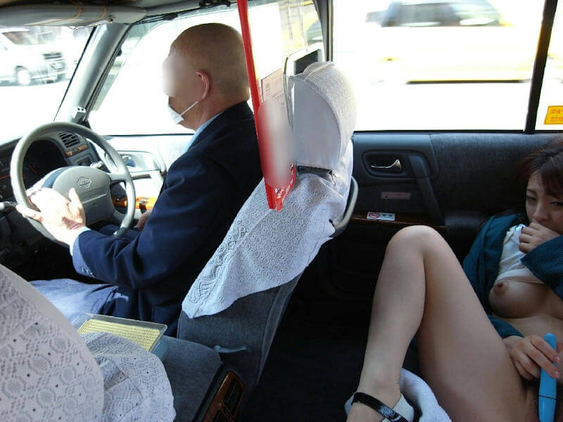 車内オナニーのカーオナエロ画像 