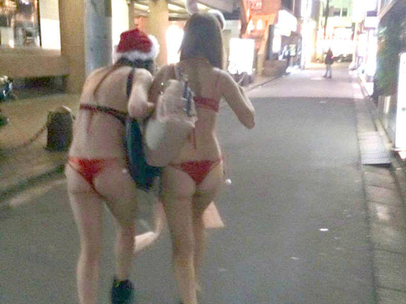クリスマスに女サンタが野外露出したエロ画像 