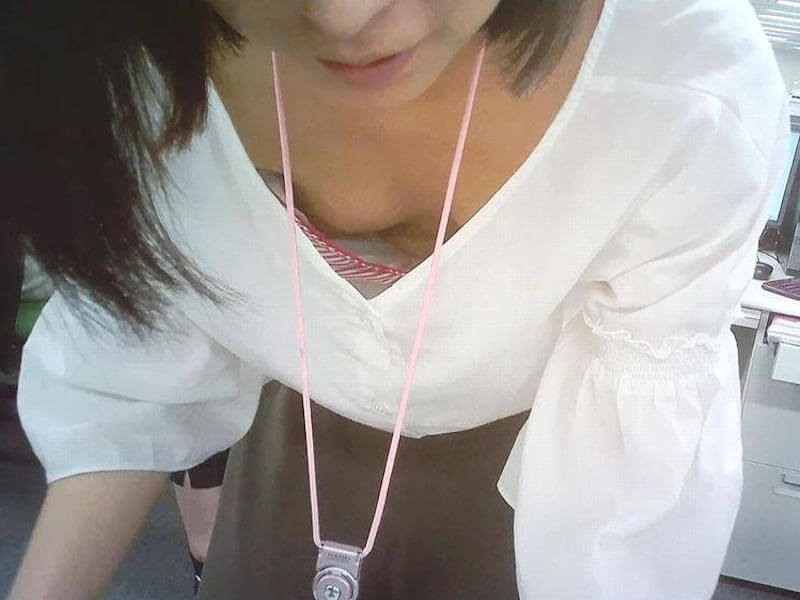 OLのおっぱいに見とれるエロ画像 