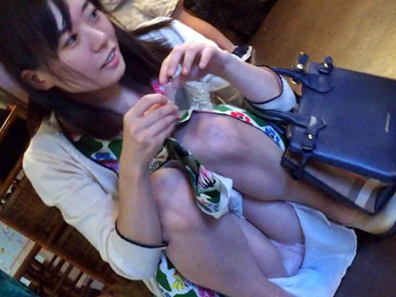 しゃがみパンチラにもっこり不可避なエロ画像 