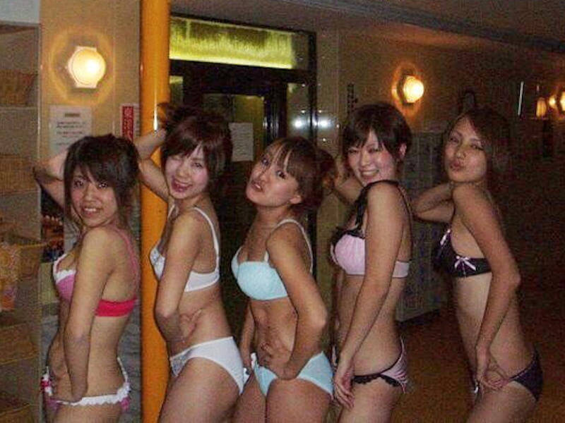 下着で写る集合写真のエロ画像 