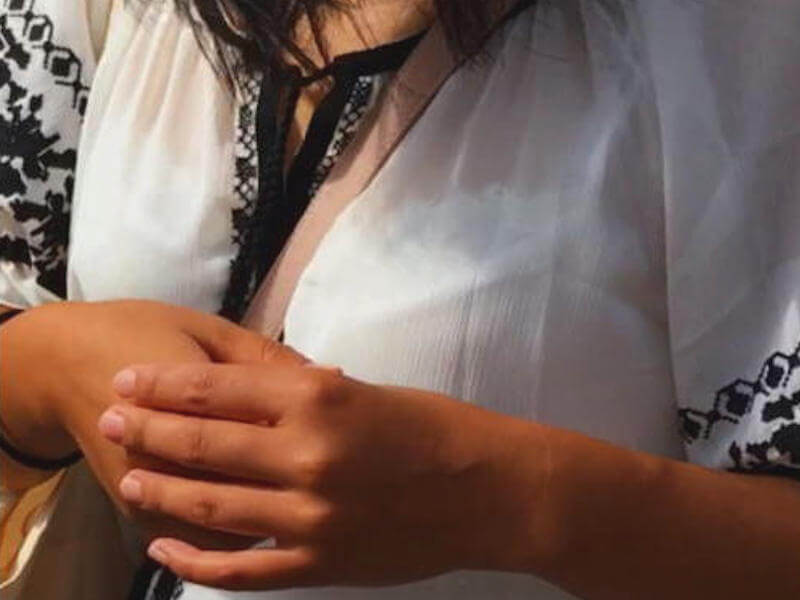 透けブラしてブラジャー丸分かりなエロ画像 