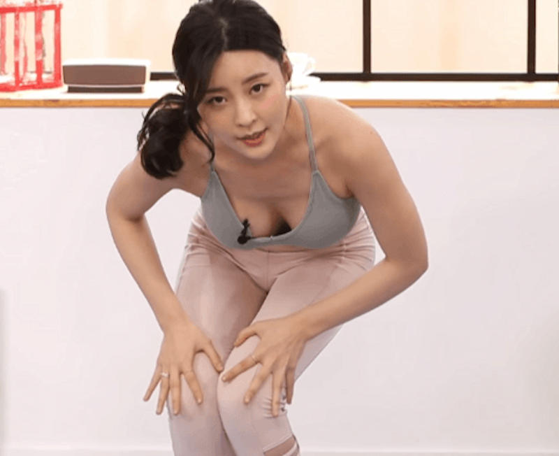 ヨガ インストラクター 胸チラ エロ画像 【2】