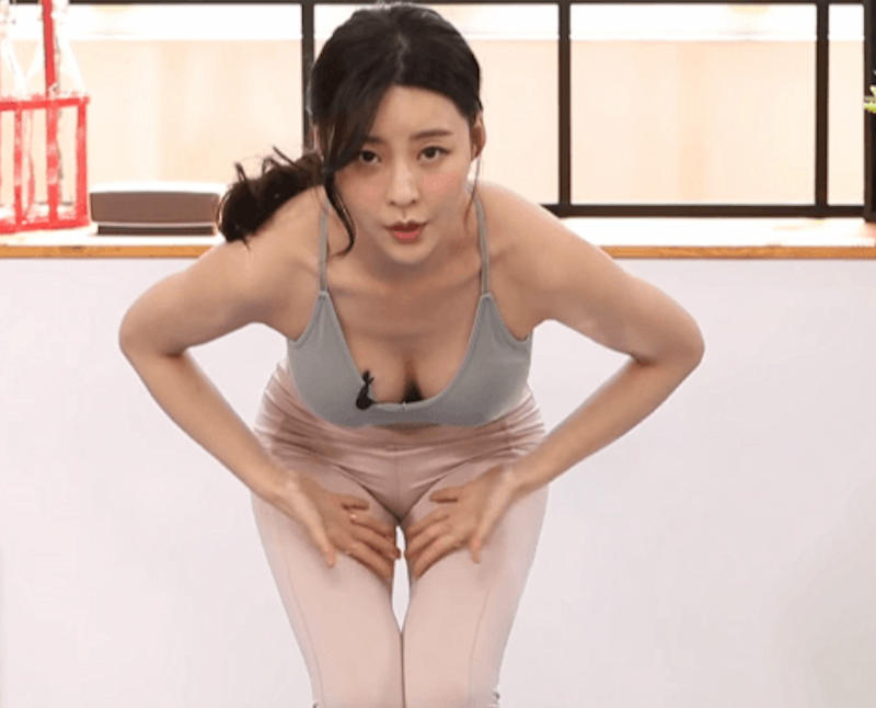 ヨガ インストラクター 胸チラ エロ画像 【4】