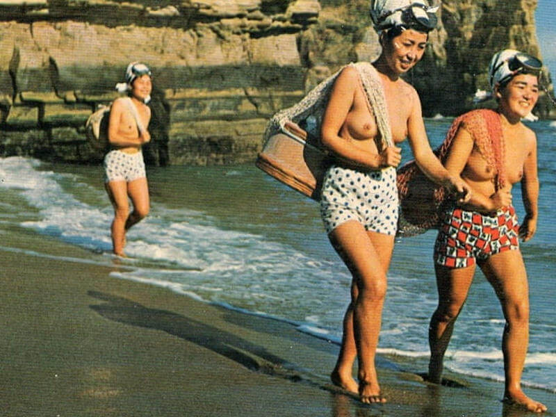 海女さんがおっぱい出して漁をするエロ画像 