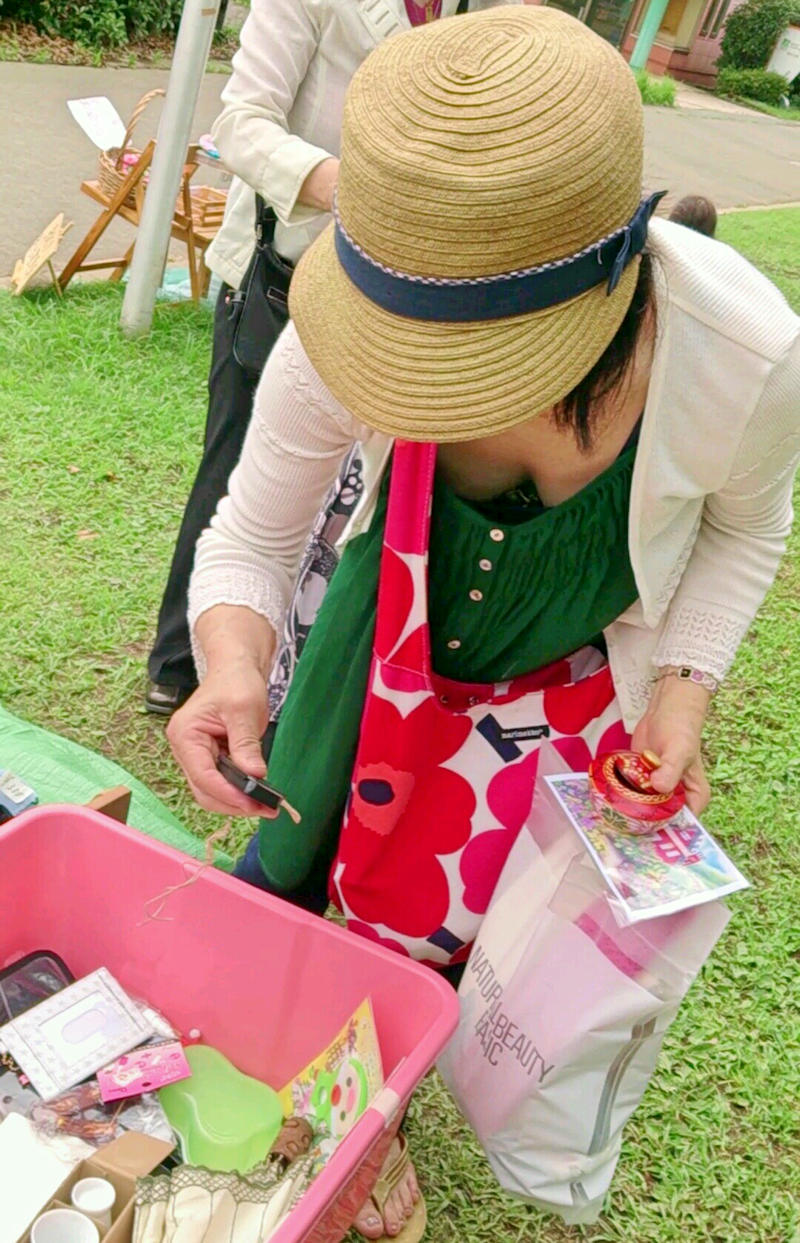 胸チラ 前屈み エロ画像 【6】