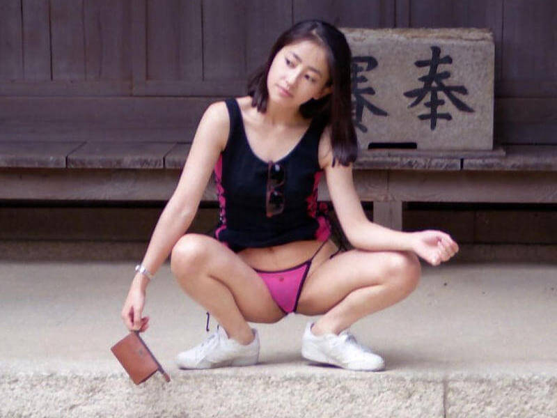 野外露出パンツのエロ画像 