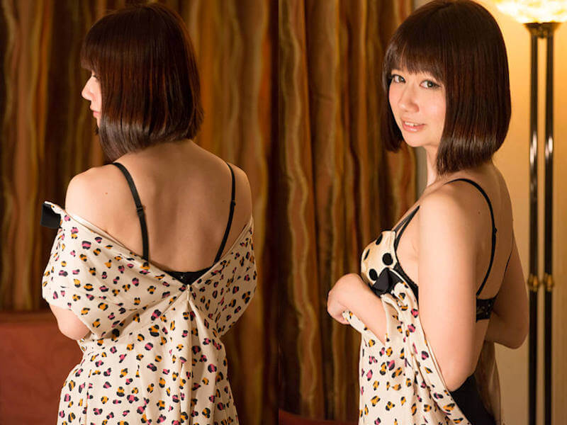 背中ファスナーを下ろして洋服を脱ぐエロ画像 