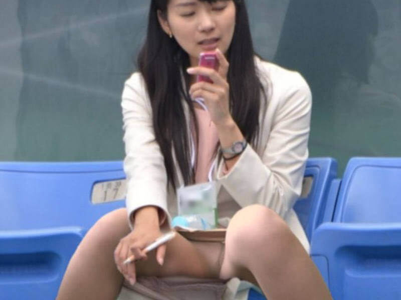 椅子に座る座りパンチラエロ画像 