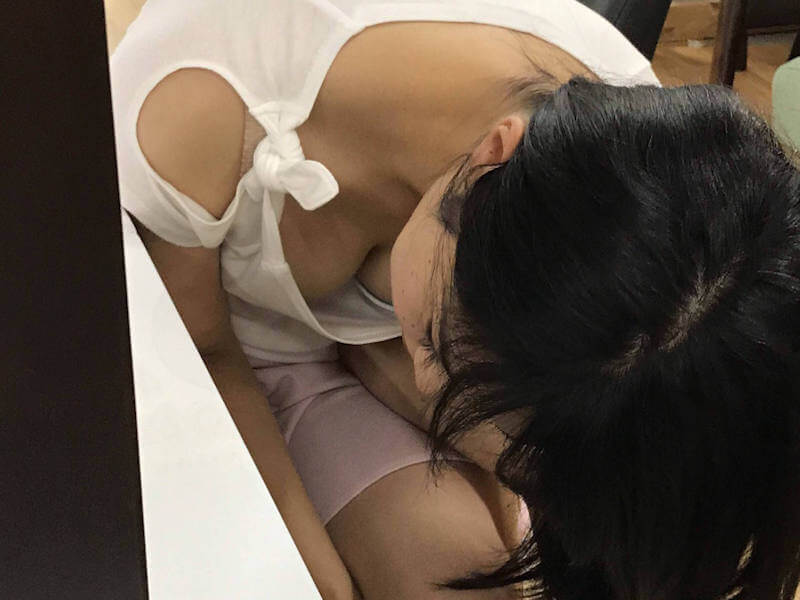 壮観な巨乳の胸チラエロ画像 