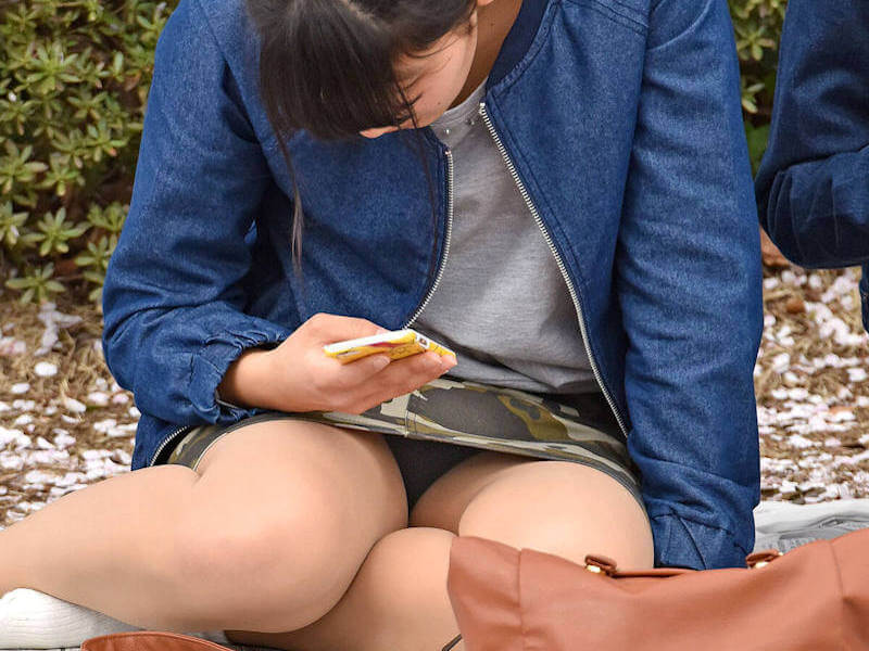 スマホのながらパンチラエロ画像