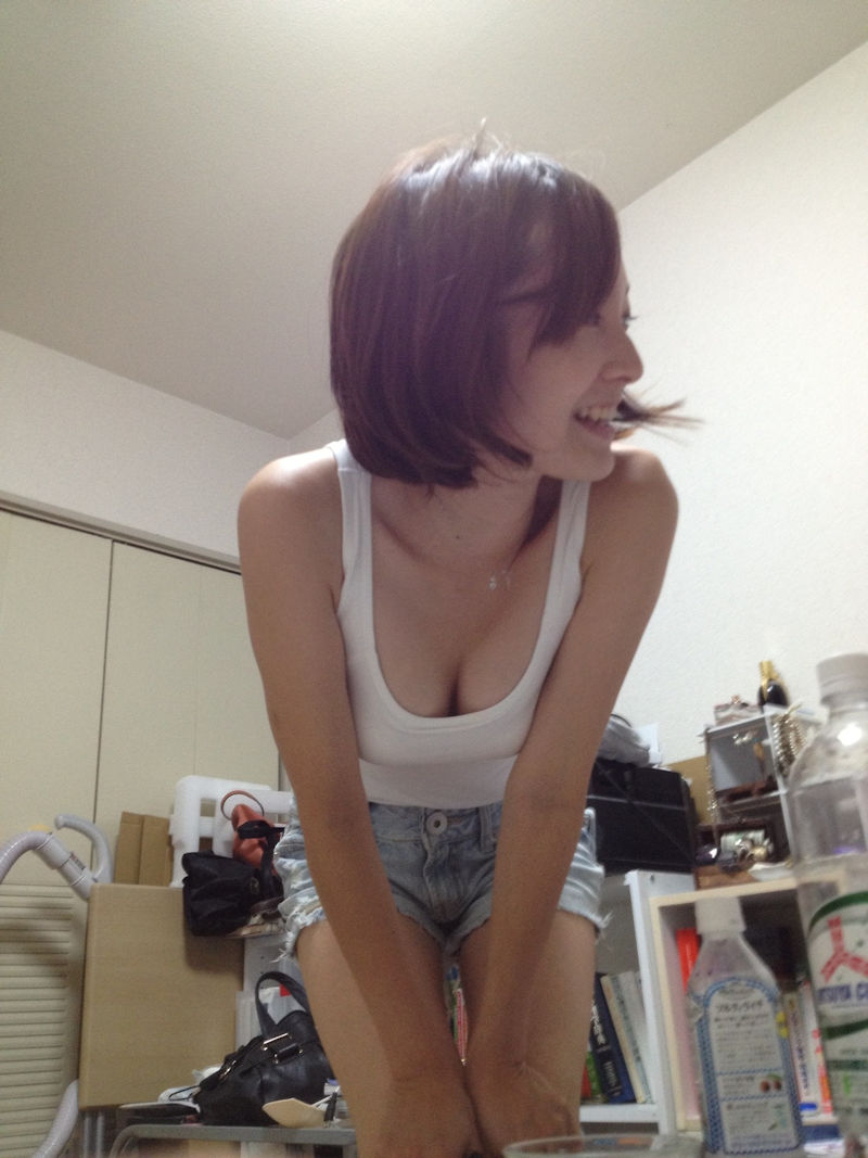 胸チラ 夏 タンクトップ エロ画像 【1】