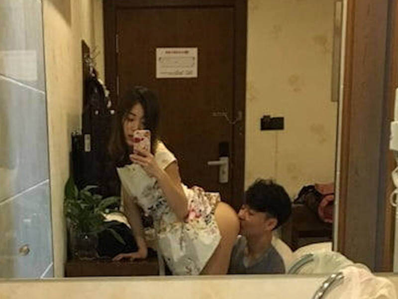 鏡に映した自撮りカップルのエロ画像 