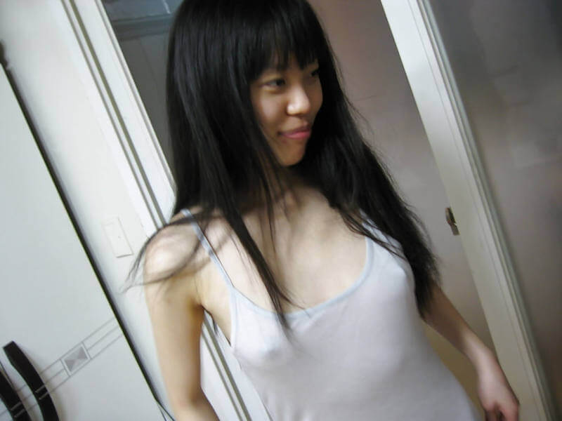 家庭内ノーブラキャミソールの乳首ポチ画像 