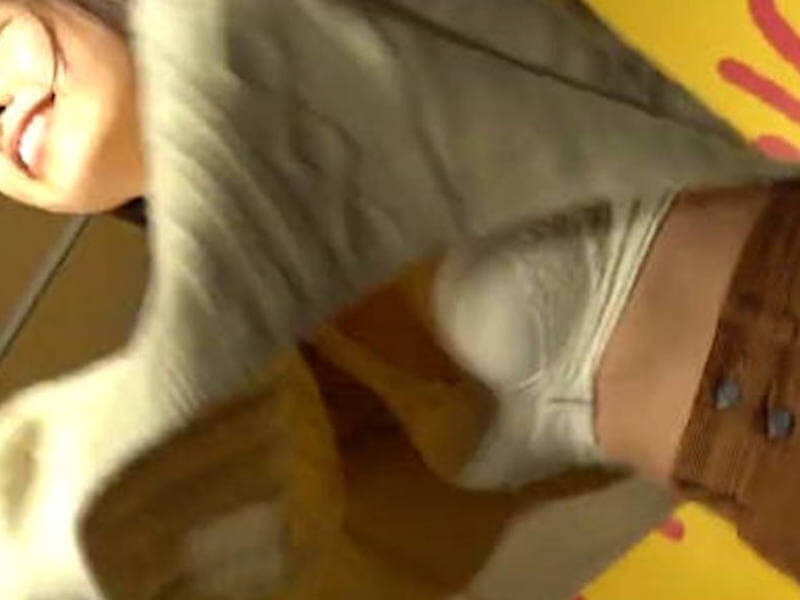女性の服が捲れる胸チラエロ画像 