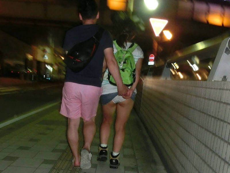 スカートめくりの悪戯でお尻丸出しエロ画像 