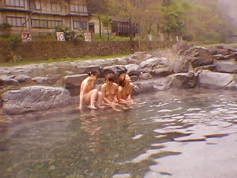ゆったり入浴中のエロ画像 